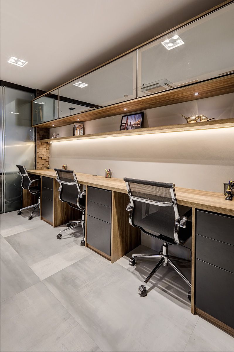 Ergonomic Collaborative Desk Cluster featuring Integrated Wire Raceway & Dual Power Docks #27